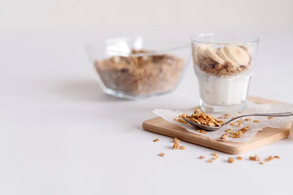 Ingredientes para granola de avena casera en tarro de vidrio. Copos de avena, miel, pasas y nueces. Concepto de desayuno saludable con copia — Foto de Stock