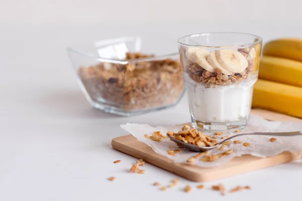 Ingredientes para granola de avena casera en tarro de vidrio. Copos de avena, miel, pasas y nueces. Concepto de desayuno saludable con copia — Foto de Stock