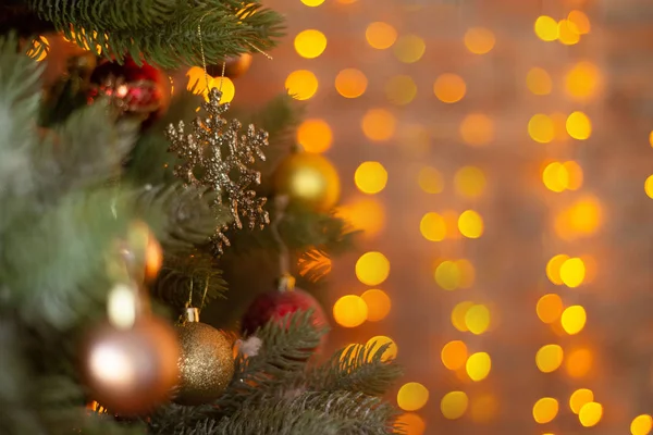 Weihnachten, Hintergrund, Fichte, Weihnachtsdekoration, rot, grün, gold, Lichter, Bokeh, Weihnachtskonzert, 2019, 2020,2021. — Stockfoto