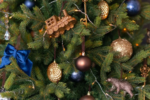 Capodanno, Natale, sfondo, abete rosso, decorazioni natalizie, rosso, verde, oro, luci, bokeh, concerto di festa, 2019, 2020,2021 . — Foto Stock