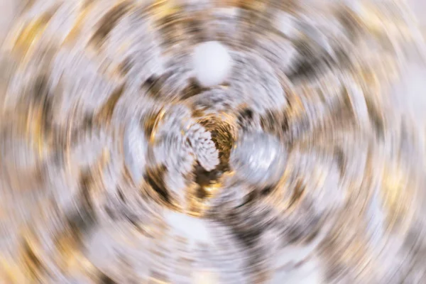 Yeni yıl 2020. Altın sarısı arka planda güzel bokeh ışıkları. Noel oyuncağı. Altın soyut, göz kırpan, bulanık, yumuşak odaklı, bulanık, bulanık.