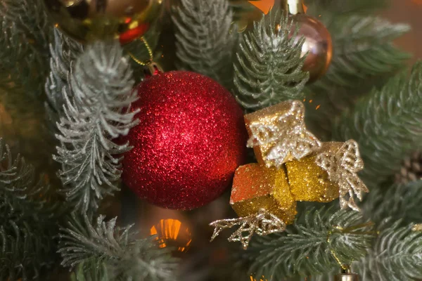 Yeni yıl 2020. Noel 'in güzel ışıkları altın sarısı, sıcak arka planda. Ağaçların Arkaplanındaki Odaklanmış Işıklar. Noel ağacı oyuncakları. Altın soyut yanıp sönen bulanıklık.