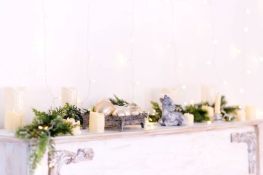 Yeni yıl 2020. Altın sarısı arka planda güzel bokeh ışıkları. Noel oyuncağı. Altın soyut, göz kırpan, bulanık, yumuşak odaklı, bulanık, bulanık.