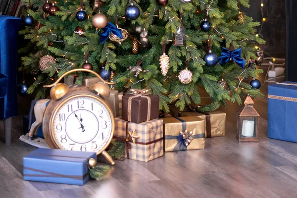 Yeni yıl 2020. Altın sarısı arka planda güzel bokeh ışıkları. Noel oyuncağı. Altın soyut, göz kırpan, bulanık, yumuşak odaklı, bulanık, bulanık.