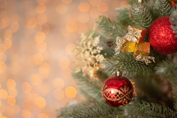 Capodanno, Natale, sfondo, abete rosso, decorazioni natalizie, rosso, verde, oro, luci, bokeh, concerto di festa, 2019, 2020,2021, 2022 — Foto Stock