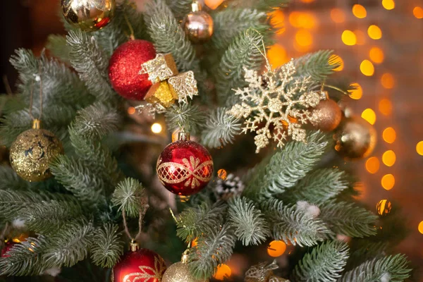 Yılbaşı ve yılbaşı süslemeleri. Kavram ve özgeçmiş. Yeni yıl, Noel, ladin, Noel süslemeleri, kırmızı, yeşil, altın, ışıklar, bokeh, tatil konseri, 2019, 2020..
