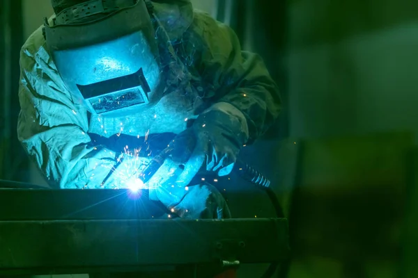 O soldador realiza trabalhos de soldagem com soldagem a arco semi-automática. Soldagem de tubos de aço inoxidável. Soldadura MIG . — Fotografia de Stock