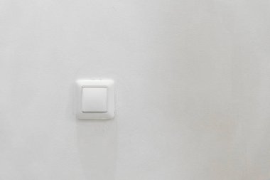 Beyaz duvarda yeni elektrik düğmesi