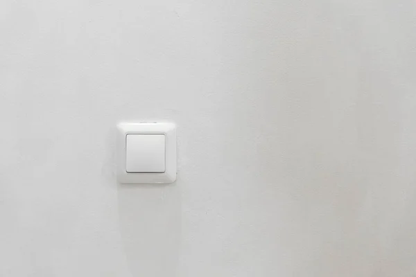 Beyaz duvarda yeni elektrik düğmesi — Stok fotoğraf