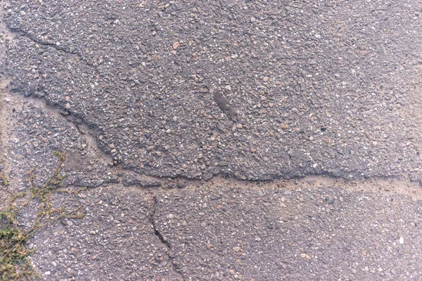 Vieux asphalte déformé sur une surface fissurée. arrière-plan avec espace de copie — Photo