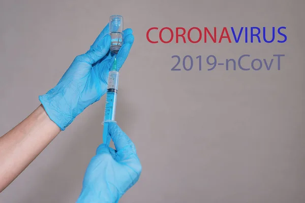 Un'infermiera in maschera respiratoria e guanti, recluta un vaccino contro il coronavirus in Cina dall'ampula. Concetto di quarantena di Coronavirus. Sindrome respiratoria mediorientale di Mers-cov Coronavirus 2019 — Foto Stock