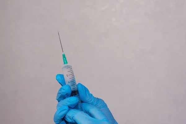 Een Verpleegster Met Ademhalingsmasker Handschoenen Rekruteert Een Vaccin Tegen Het — Stockfoto