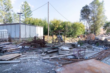 İnşaat atıkları. Çevresel ve çevresel atıklar. Suçlular şehirde yasa dışı bir çöplük yarattılar. Çimenlerin üzerinde çöp var..