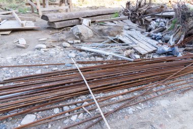 İnşaat atıkları. Çevresel ve çevresel atıklar. Suçlular şehirde yasa dışı bir çöplük yarattılar. Çimenlerin üzerinde çöp var..