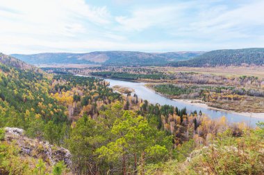 Bisiklet, dağları ve ormanın etrafındaki vadiden akan nehri gören patikada. Turizm ve sağlıklı yaşam tarzı kavramı.