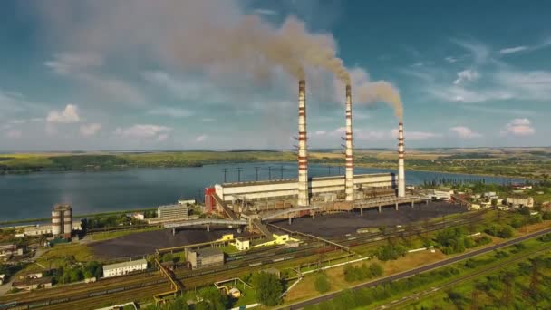Letecký snímek tepelné elektrárny — Stock video