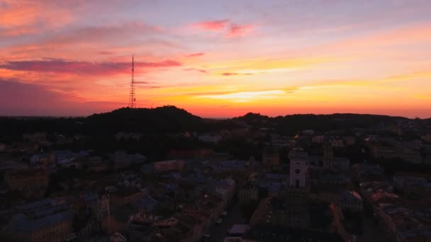 Antenne schot dageraad in de stad — Stockvideo