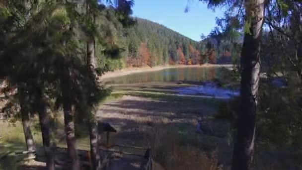 Lago de montaña plano aéreo — Vídeos de Stock