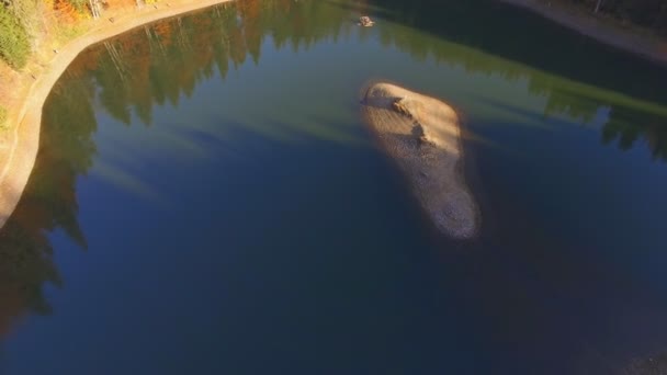 Lago de montaña plano aéreo — Vídeos de Stock