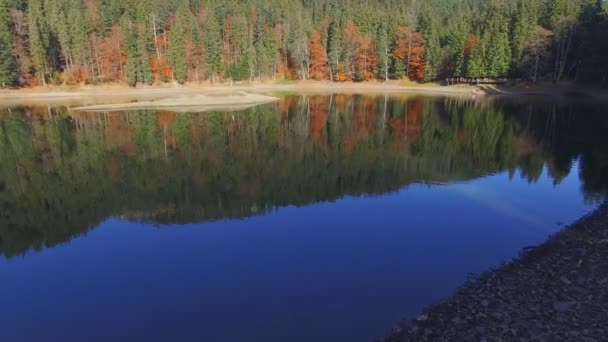 Luchtfoto shot bergmeer — Stockvideo