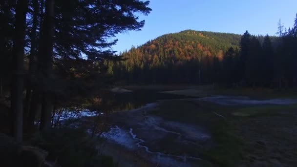 Повітряний постріл гірського озера — стокове відео