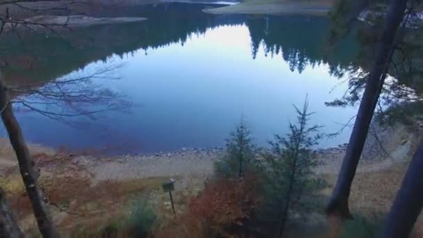 Lago de montaña plano aéreo — Vídeos de Stock