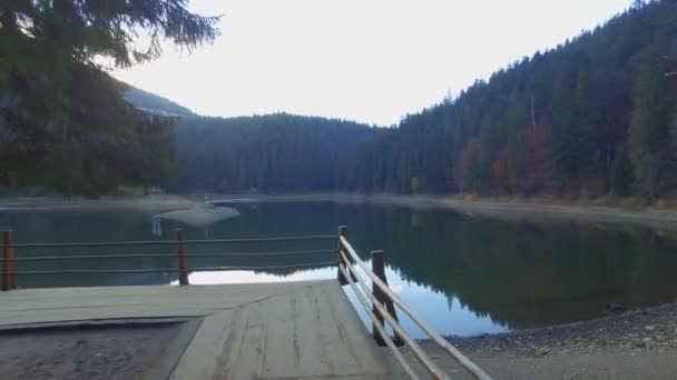 Lago de montanha tiro aéreo — Vídeo de Stock