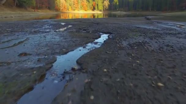 Lago de montaña plano aéreo — Vídeo de stock