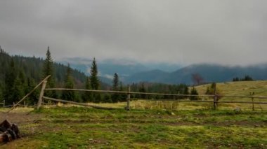 Zaman, sonbaharda ağaçlarla donmuş dağları turluyor.