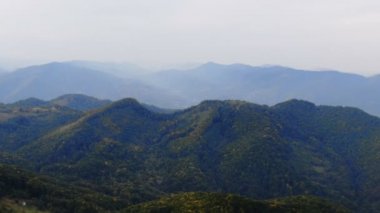 Sonbaharda ağaçlarla kaplı gökyüzü manzaralı dağ