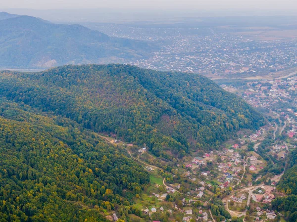 Sonbaharda ağaçlarla kaplı gökyüzü manzaralı dağ