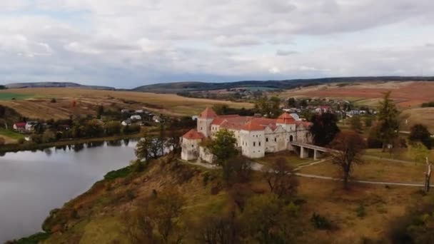 Panoramische luchtfoto van het oude kasteel — Stockvideo