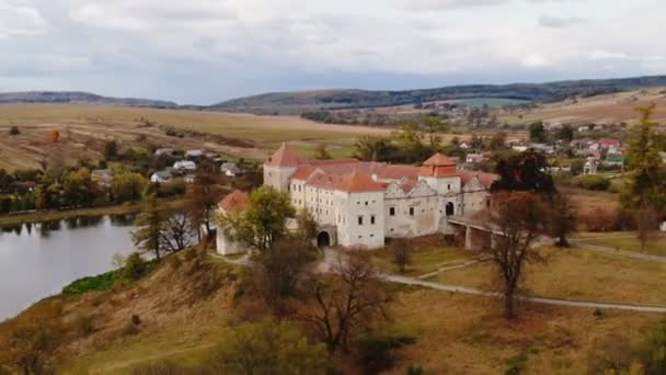 Панорамний повітряний постріл старого замку — стокове відео