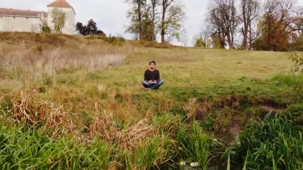 Foto de selfie aéreo panorámico en el viejo castillo — Vídeo de stock