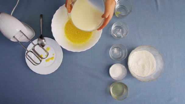 반죽을 만드는 소녀의 맨 위에 있는 모습. 반죽 과 전기 믹서를 섞는다. 집에서 요리하는 모습. — 비디오
