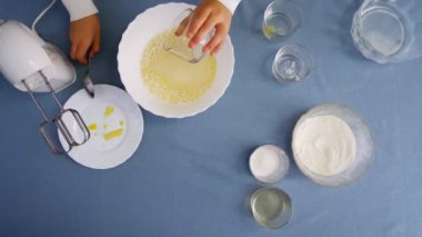 Manzarada para kazanan bir kız var. Mangırı elektrikli mikserle karıştırıyorum. Evde yemek pişirmek..