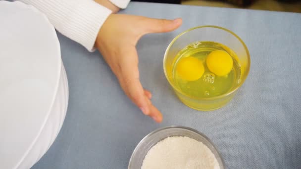 Visão superior em câmera lenta de uma garota fazendo massa. Massa de mistura com misturador elétrico. Cozinhar em casa . — Vídeo de Stock