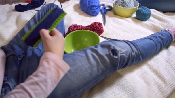 Meninas Fazendo Bonecas Cordas — Vídeo de Stock