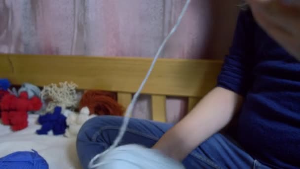 用绳子做洋娃娃的女孩 — 图库视频影像