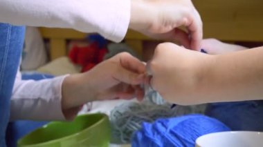 Dizelerden oyuncak bebek yapan kızlar.