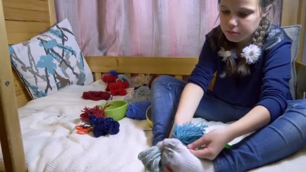 Meninas Fazendo Bonecas Cordas — Vídeo de Stock