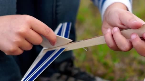 Meisjes Maken Houten Vliegtuigen Hebben Een Leuke Tijd — Stockvideo