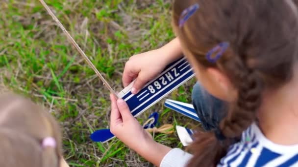 Meisjes Maken Houten Vliegtuigen Hebben Een Leuke Tijd — Stockvideo