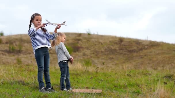 Filles faire des avions en bois et avoir un moment amusant . — Video