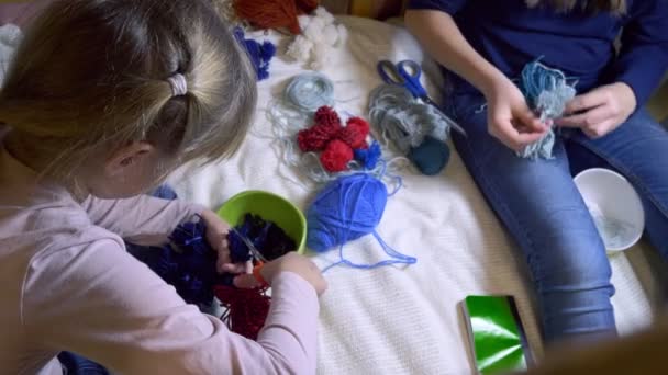 Girls making dolls from strings. — Stock Video