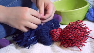 Dizelerden oyuncak bebek yapan kızlar.