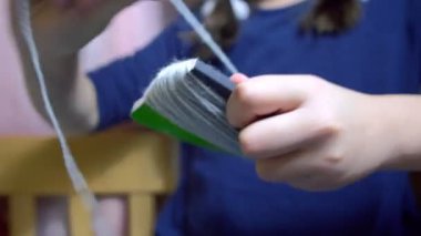 Dizelerden oyuncak bebek yapan kızlar.