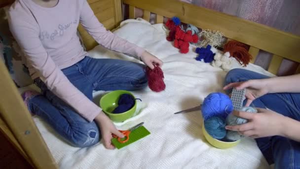 Dizelerden Oyuncak Bebek Yapan Kızlar — Stok video