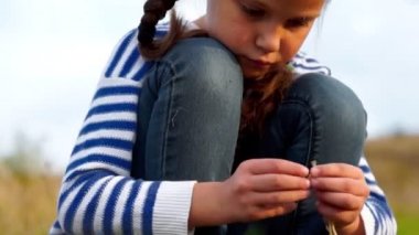 Kızlar tahta uçaklar yapıyor ve eğleniyorlar..