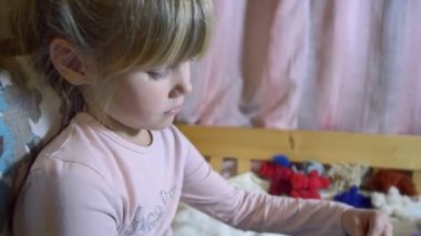 Dizelerden oyuncak bebek yapan kızlar.